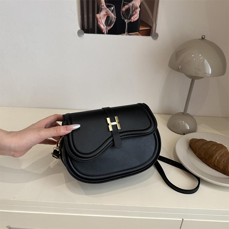 

Solid color trend popular versatile new commuter shoulder bag women s niche design sense simple texture messenger bag чёрный