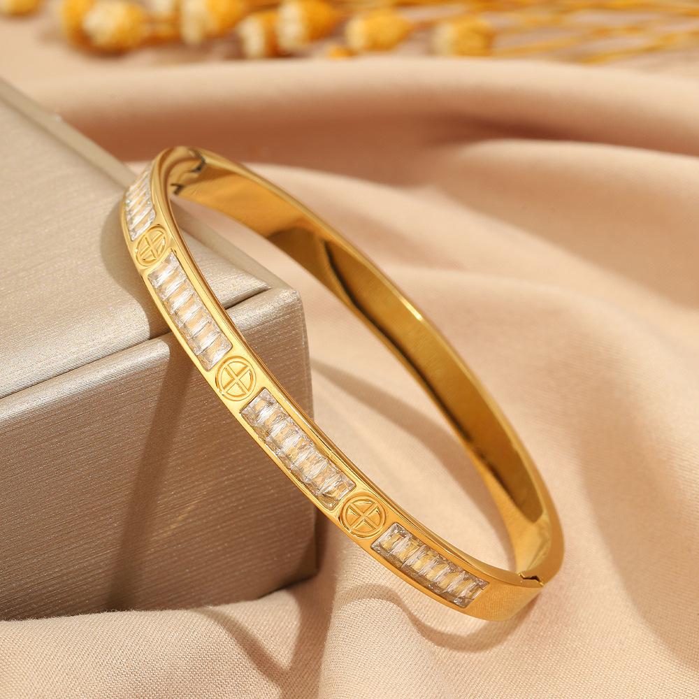Hot-selling titanium steel bracelet, girls' high-end sense of fashion, popular light luxury in Europe and the United States, Gypsy star love diamond