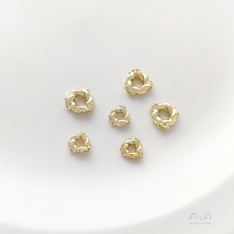 

Бусины-разделители в виде скрученного каната и цветочного венка из кубического циркония с покрытием из 14-каратного светлого золота и 18-каратного белого золота для изготовления украшений своими руками.