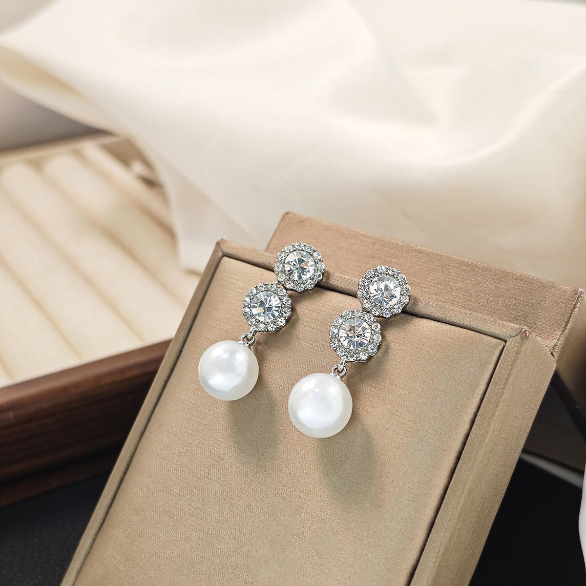 

Стильные и элегантные геометрические серьги с мерцающим цирконом серебряный