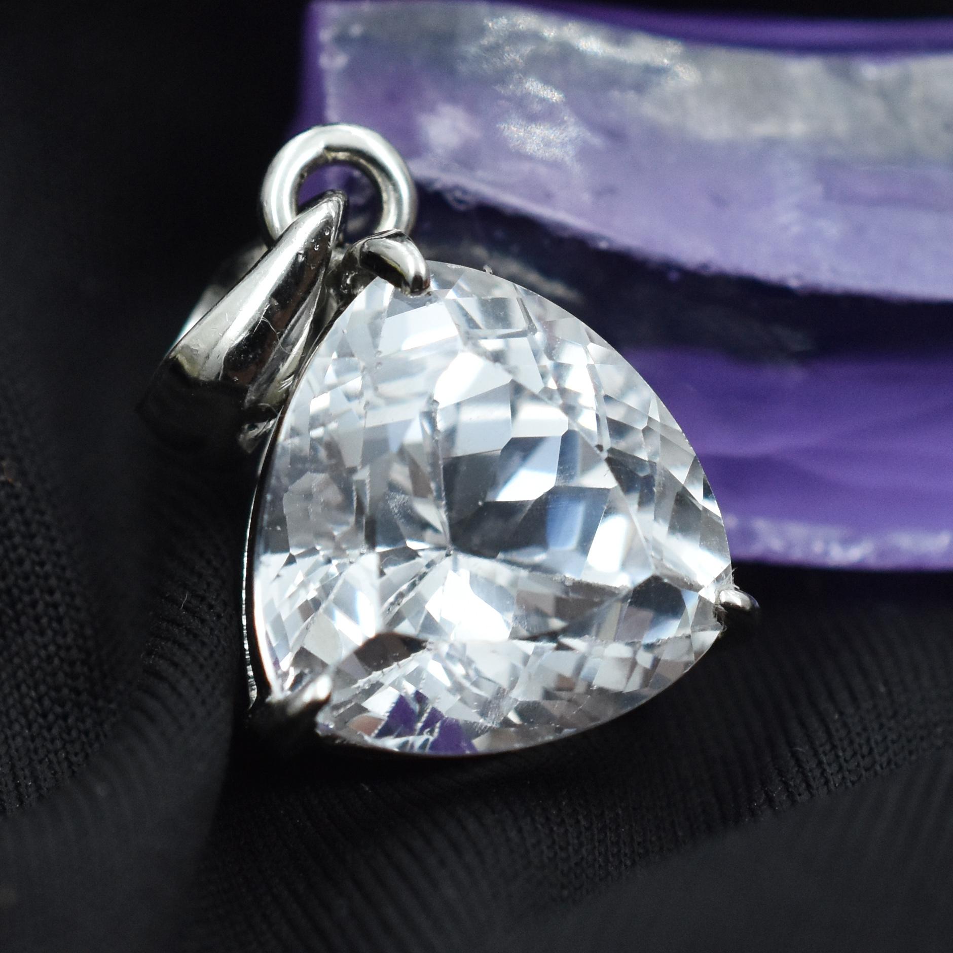 

Підвіска 28.65 Кт Срібло 925 проби СЕРТИФІКОВАНИЙ Натуральний Триліон Огранки Білий Сапфір AR-3641-Sa