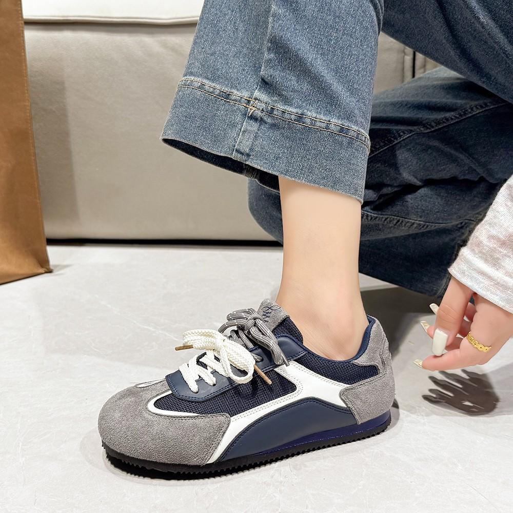 Internet celebrity explosion 2025 new casual versatile moral training shoes women's summer flat bottom light sports board shoes black white shoes