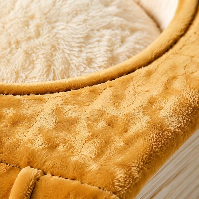 Dekoratives Katzenbett in Buchform mit ovaler Öffnung, integriertem Kissen, seitenähnlicher Oberfläche und warmem Stoff zum Ausruhen im Innenbereich