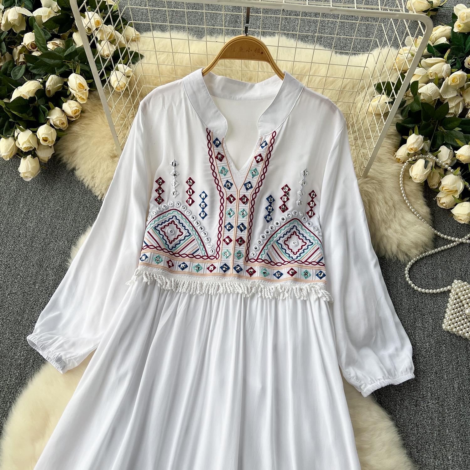 Свободные праздничные платья в этническом стиле с цветочной вышивкой — фото 7