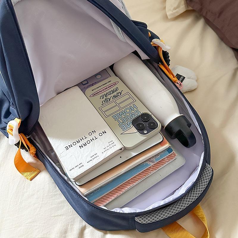 The new schoolbag is high-value, fresh and sweet, and a lightweight and large-capacity backpack for junior high school students.