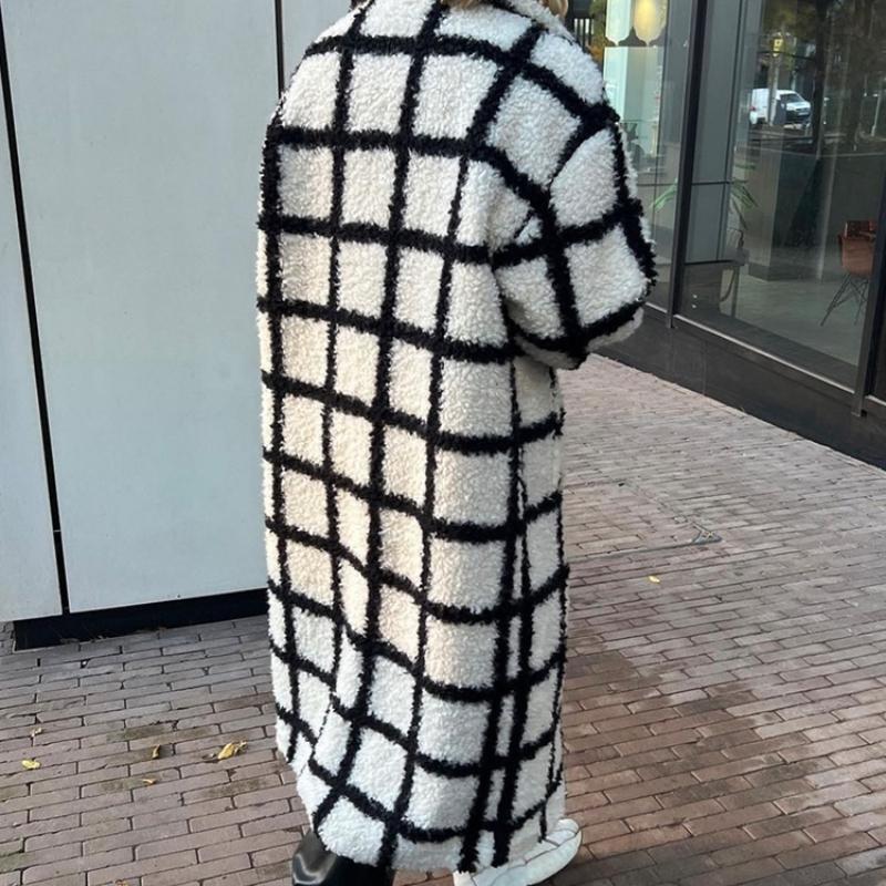 Зимний утолщенный теплый женский плащ большого размера в клетку — фото 7
