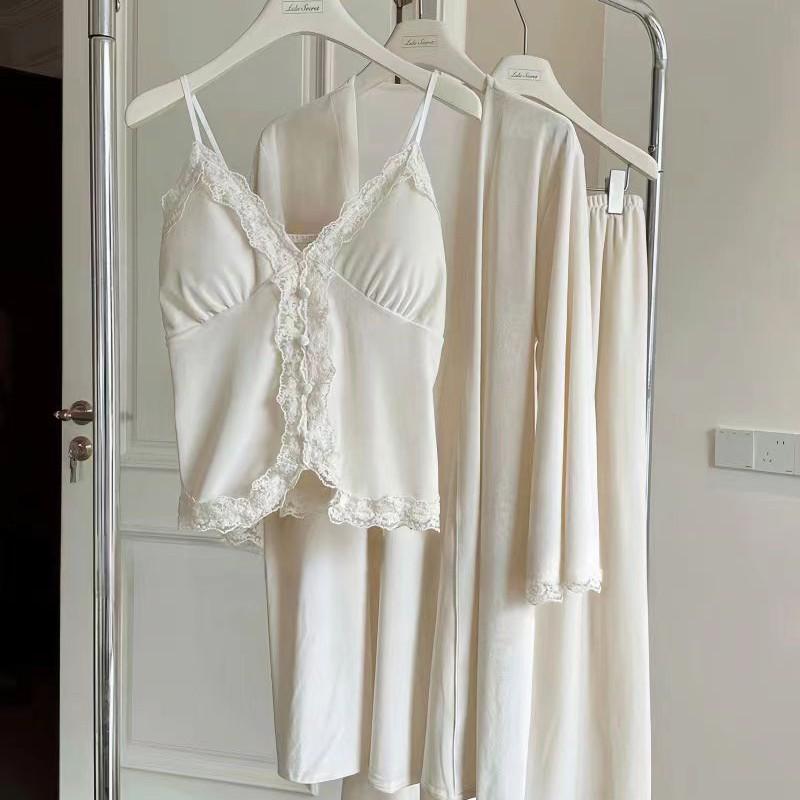 Schickes Herbst/Winter Damen Pyjama-Set aus goldenem Samt mit Brustpolstern - Dreiteilige Homewear für drinnen und draußen im Femme Fatale Stil