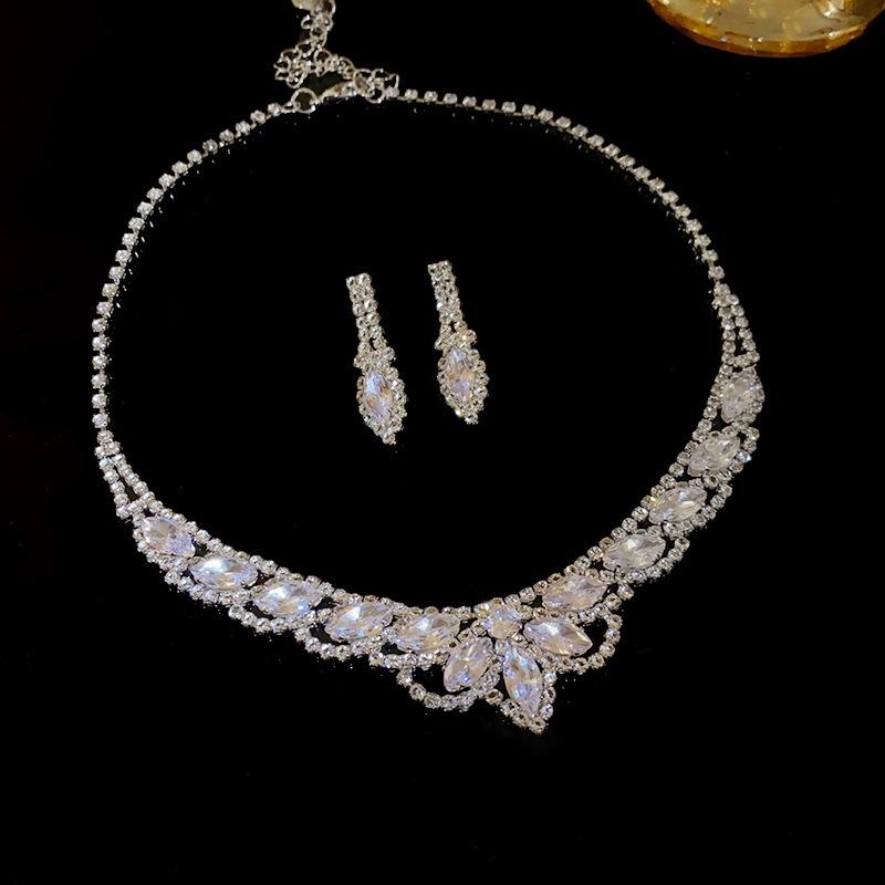 Set Colier și Cercei Geometrice cu Diamante Zirconiu - Bijuterii Elegante de Lux Ușor