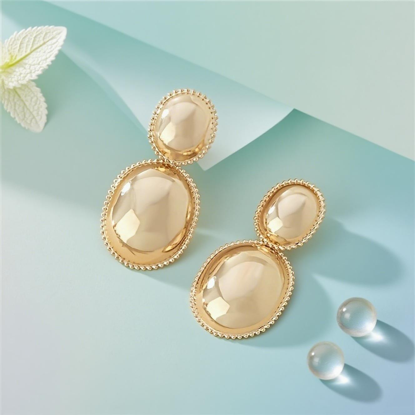 Simple and atmospheric stud earrings, versatile temperament, sweet and cool, light luxury texture, glossy geometric oval earrings