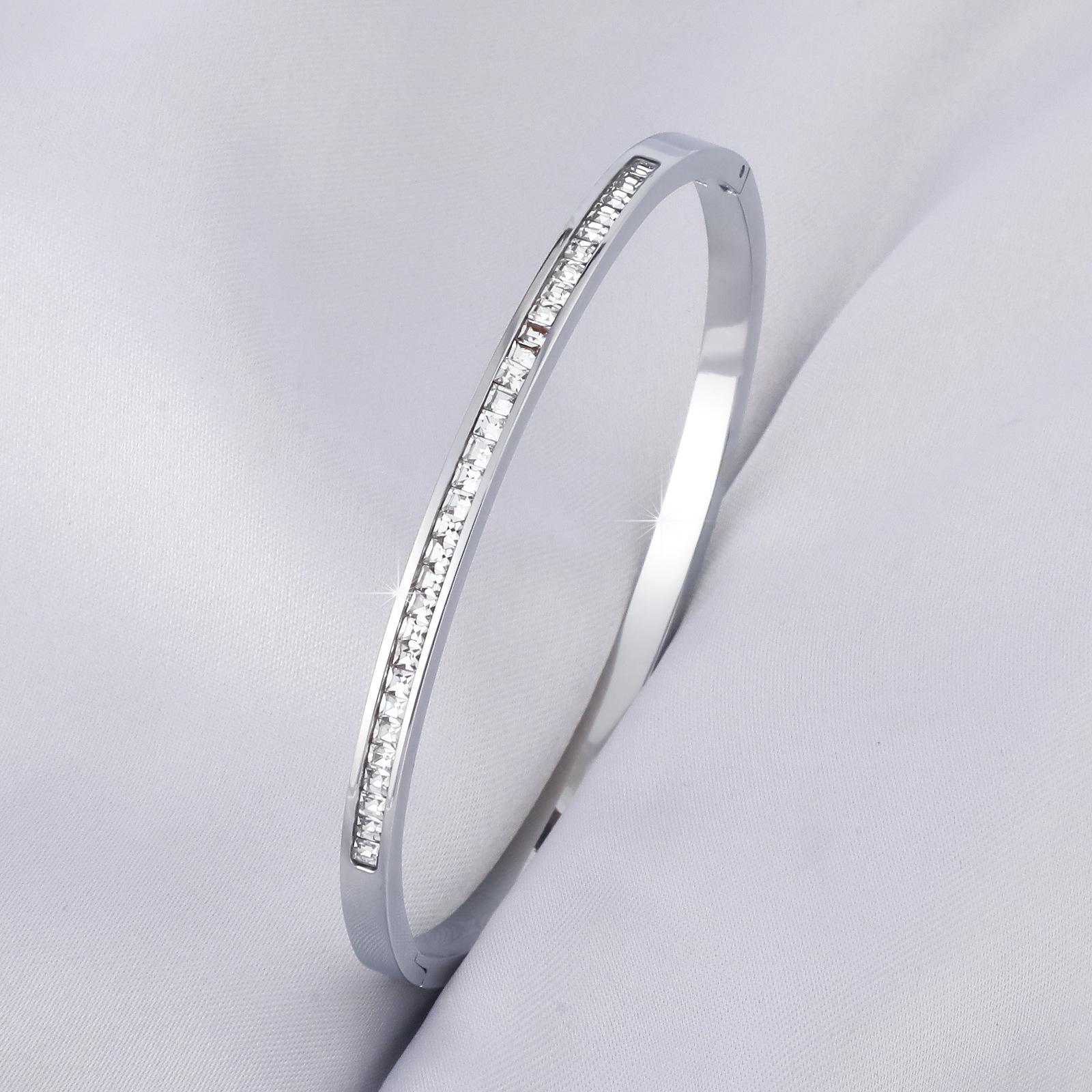 

Stainless Steel Heart Bracelet with Diamond Inlay for Girls - High-End European & American Fashion Style