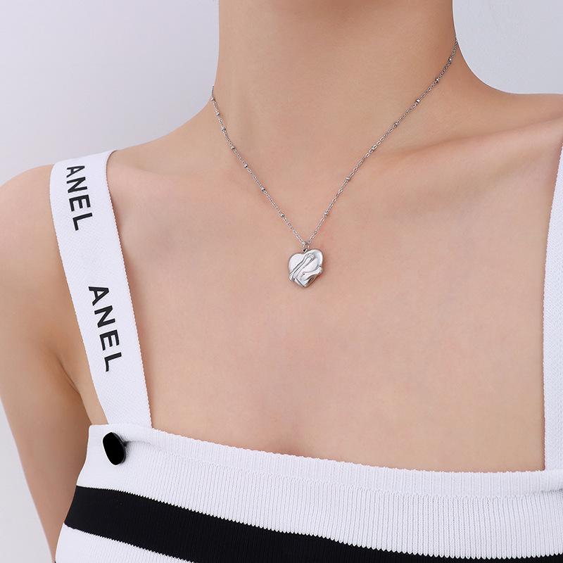 Niche Light Luxury Titanium Steel Three-Dimensional Hand Hug Love Pendant Collarbone Chain Jewelry Plated 18 Real Gold Necklace Jewelry P029