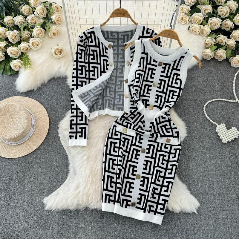 

Весна и осень 2024 Женский кардиган на бретелях с золотой пряжкой Maze, одежда для молодых женщин, классический стиль, вязаное платье, комплект из двух предметов Grey M