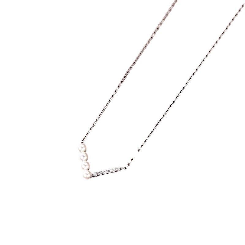 Elegant V-Shaped Pearl Necklace: Women's 925 Sterling Silver with 18K Gold Plating, Light Luxury Design, Versatile Clavicle Chain