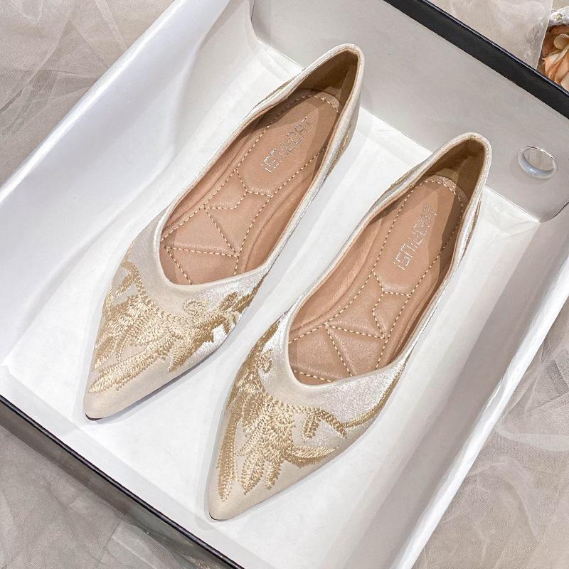 Women s pointed-toe flat shoes, spring/summer retro Chinese-style flat boat shoes with soft soles and embroidered slippers. 35