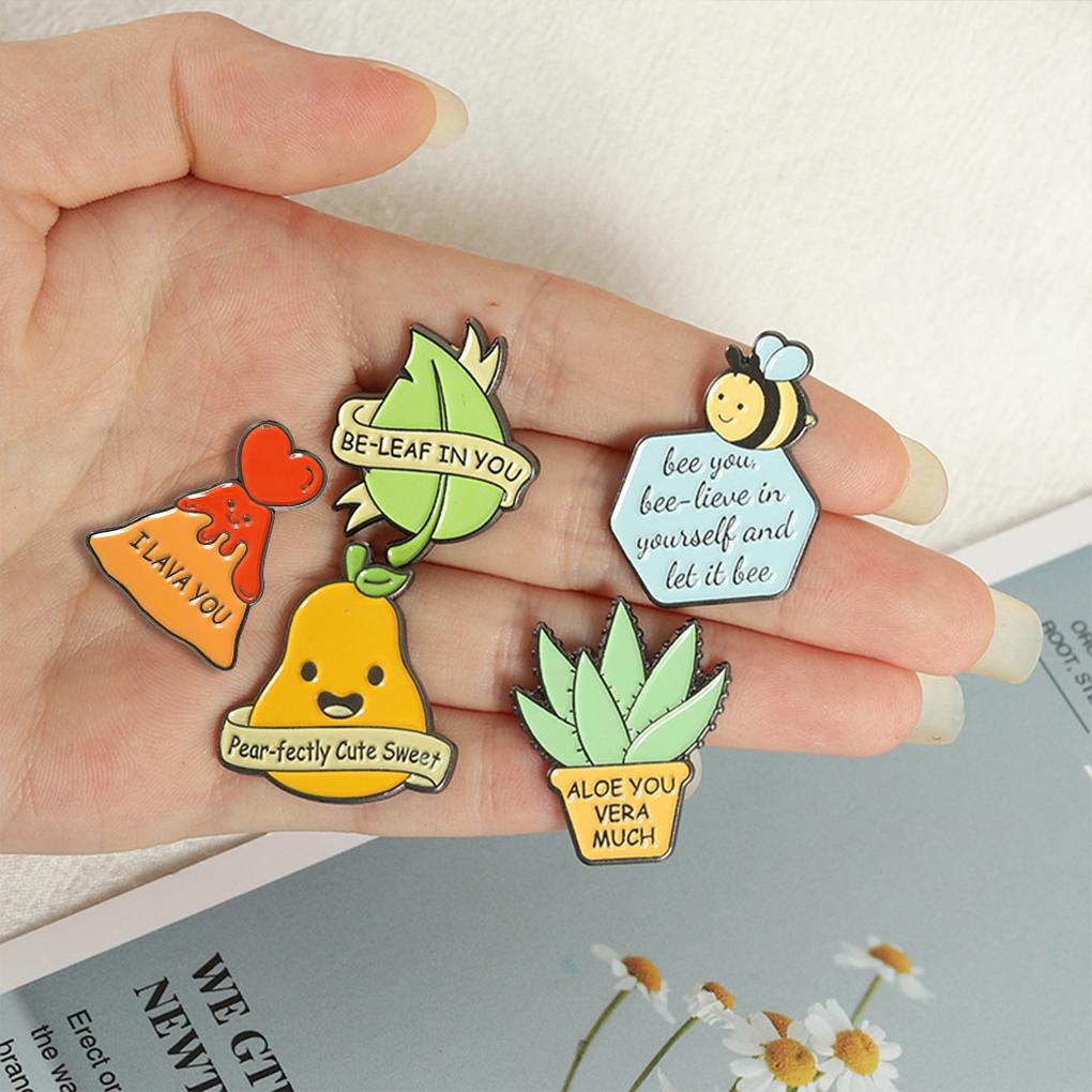 Letters Printed Brooch Backpack Denim Children Pins Badge Jewelries Gift Kid Cute Bees Personalized Pin Funny Brooches