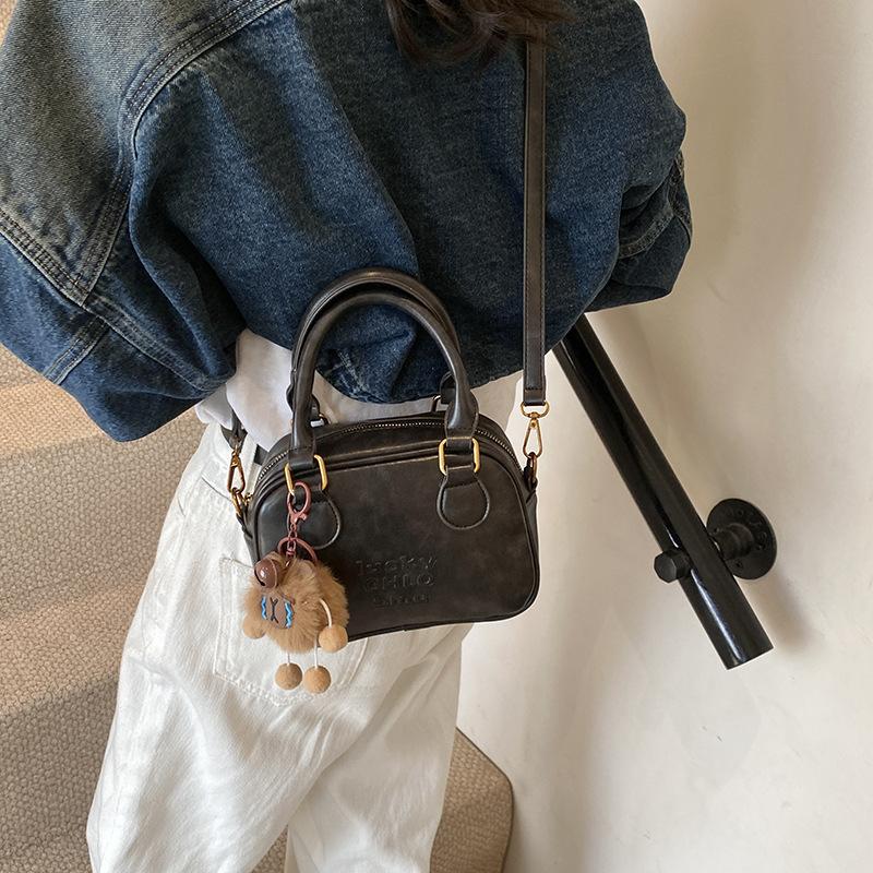This year's popular versatile portable small square bag 2025 new autumn fashion niche solid color shoulder messenger bag