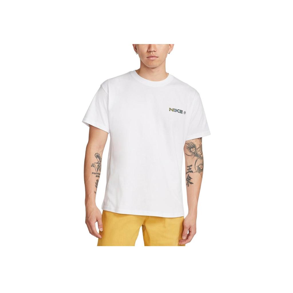 Nike SB Pánské tričko s kresleným potiskem, rovný střih, ležérní, americký vintage styl, krátký rukáv, bílé DR7762100