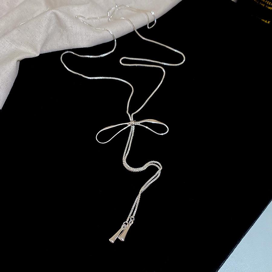 Retro Irregular Bow & Heart Tassel Necklace - Cool Versatile Clavicle Chain for Autumn & Winter