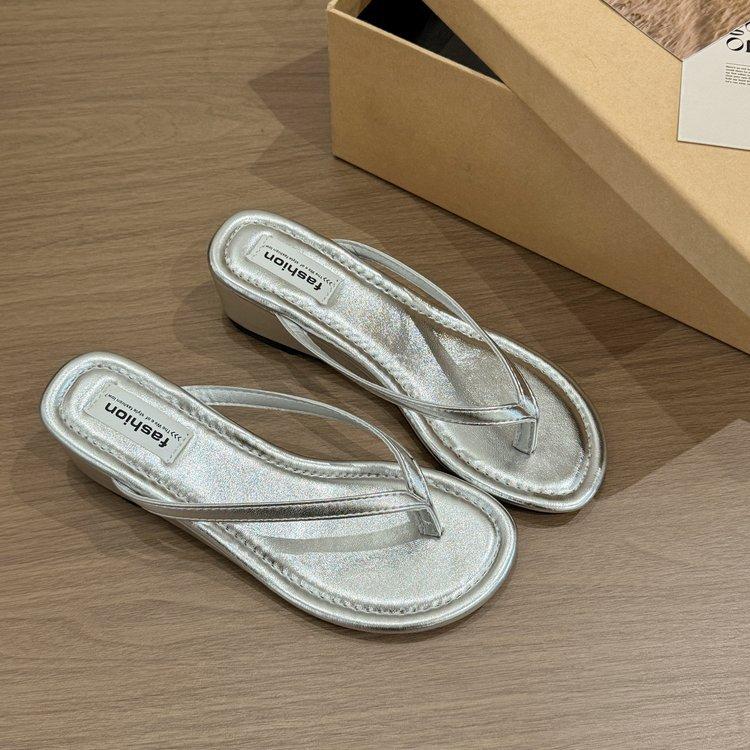 

Wedge heel red pinch flip-flops women s outer wear 2025 summer new temperament sandals French high-heeled sandals 39