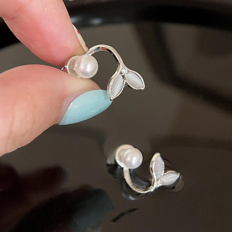 New silver needle silver fishtail pearl stud earrings for women, a two-wear earring temperament versatile earrings 925 silver needle