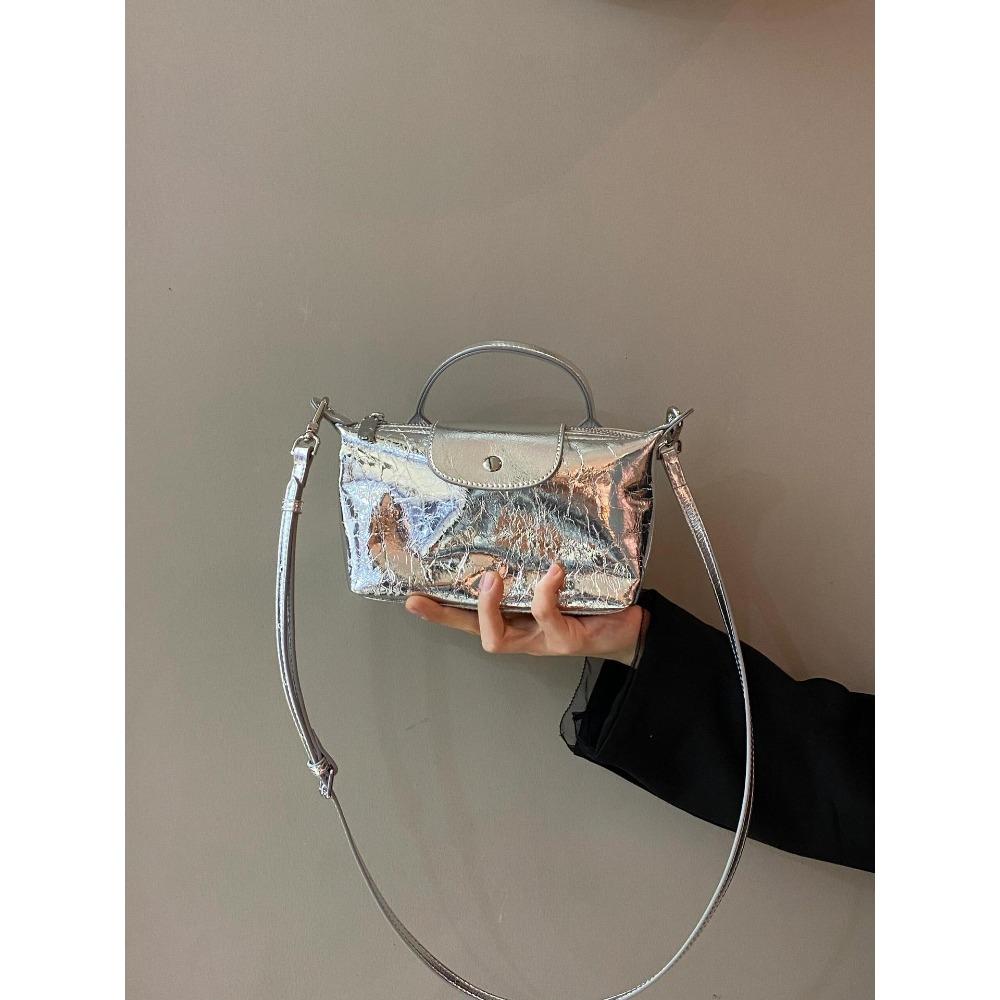 

Сумка-пельмень 2025 новая женская сумка модная сумка для мобильного телефона универсальная новая летняя серебристая текстура на плечо через плечо модная