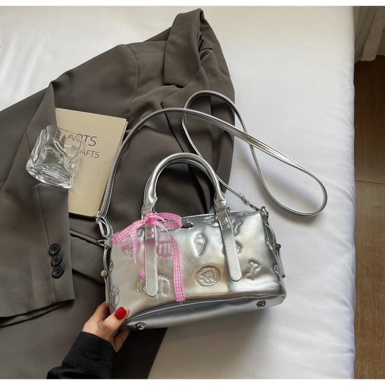 

2025 корейская версия высококачественной текстуры универсальная сумка-бостон женская летняя новая модная нишевая простая дорожная сумка-мессенджер серебряный