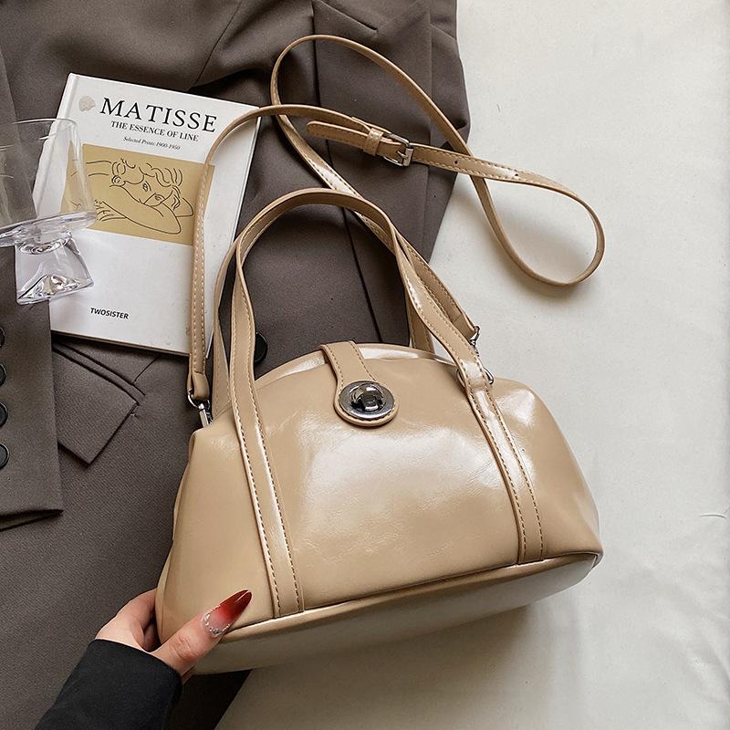 

2025 new Korean version of high-end light luxury portable shell clip bag commuting foreign temperament casual messenger women s bag