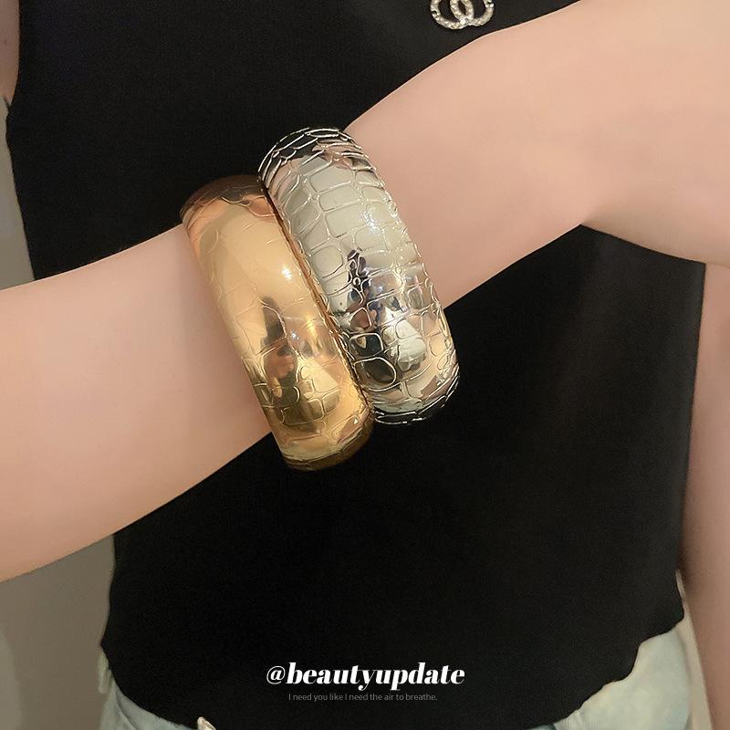 Irregular smooth metal bracelet, simple bracelet, exaggerated jewelry.