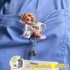 Suport pentru insigne ID din acril cu Fată Asistentă 2D Plată Lângă Cana de Cafea, Accesoriu cu Clips Retractabil pentru Studenți Asistenți Medicali și Asistenți Medicali Practicanți