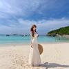 Tourism in Bali, Thailand, beautiful one-word shoulder pinch waist and thin fishtail dress, seaside vacation wind beach dress