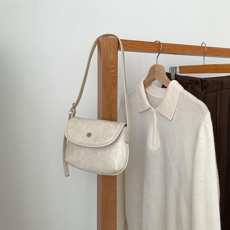 

Korean Version of The New Versatile Commuting Oil Wax Leather Shoulder Bag, Women s Casual, Simple, Niche, High-end Saddle Bag белый
