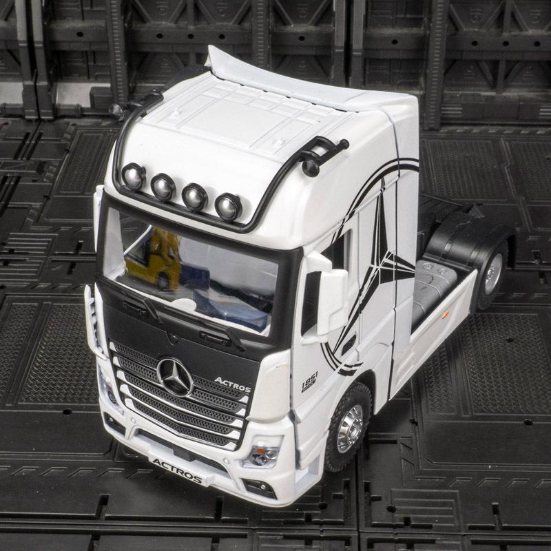 

Модель из сплава грузовик-тягач Mercedes-Benz: Звук и скольжение, открывающиеся двери.