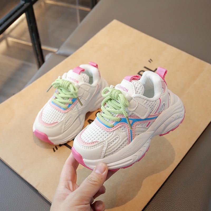 2025 fashion trend of children's running shoes with laces and soft soles