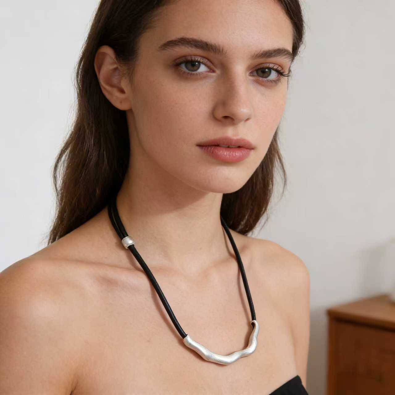 Irregular metal necklace leather rope necklace women s simple luxury European and American style collarbone chain jewelry fashion halter neck chain