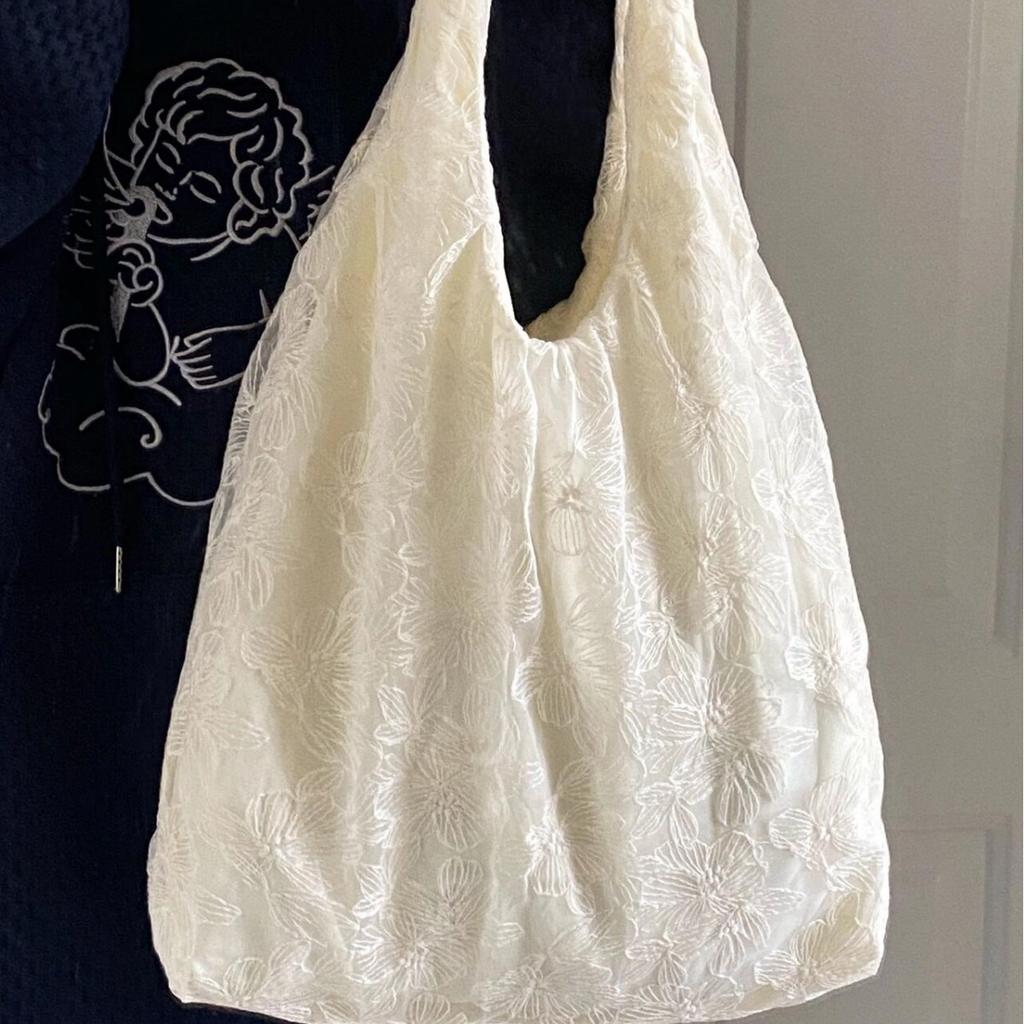 The new lace lace shoulder bag is a good lace bag to match the skirt.