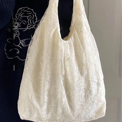 Die neue Spitzen-Spitzen-Schultertasche ist eine gute Spitzentasche, die zum Rock passt.