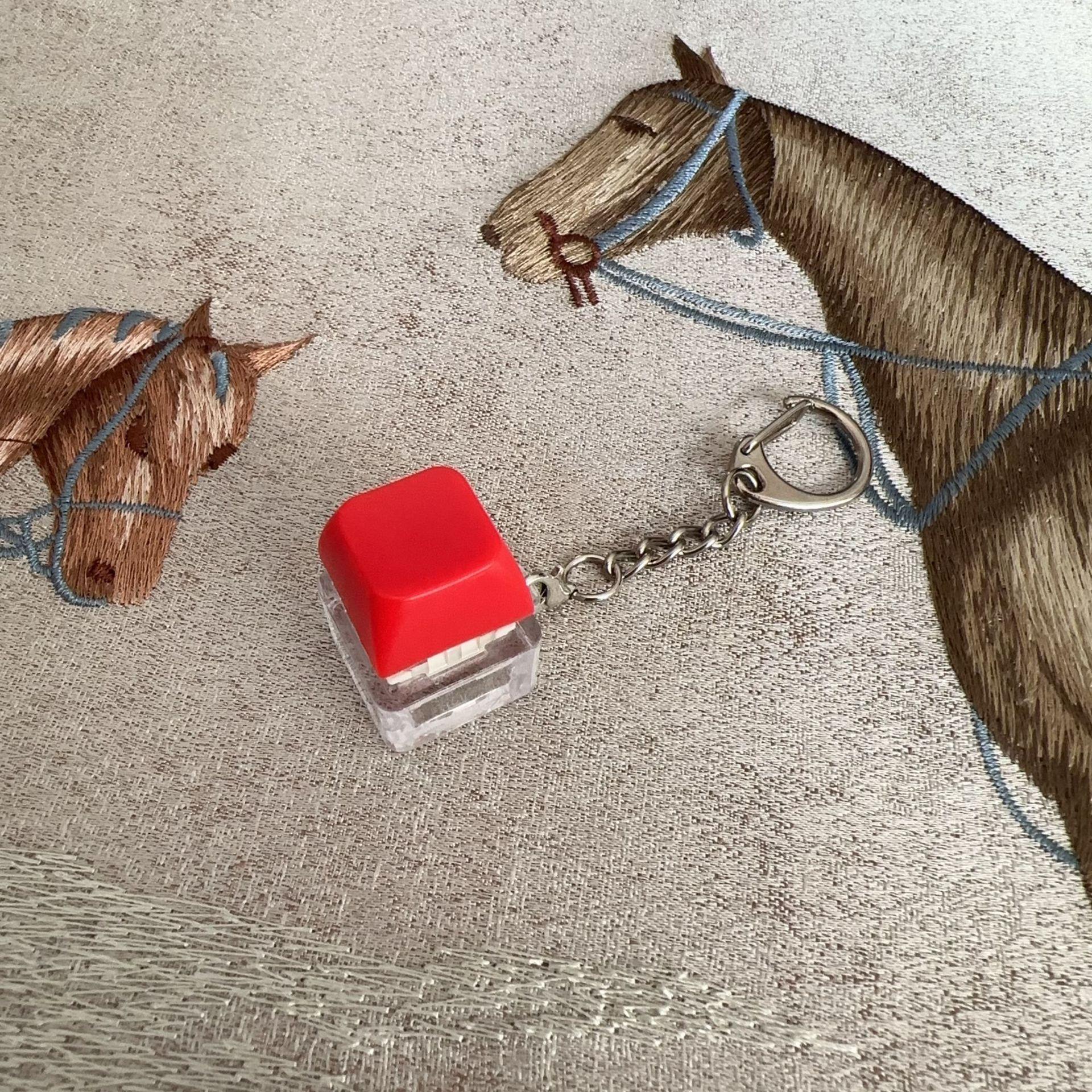 

Светодиодная клавиатура Брелок Игрушка Снятие стресса Сделай сам Кнопка Пальцевая клавиатура Колпачки для клавиш Игрушка Маленькие подарки Маленькие гаджеты Брелки красный