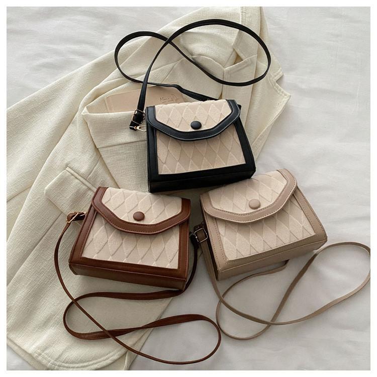 Trendige kleine Umhängetasche mit Karostich-Details, perfekt für Alltagsoutfits