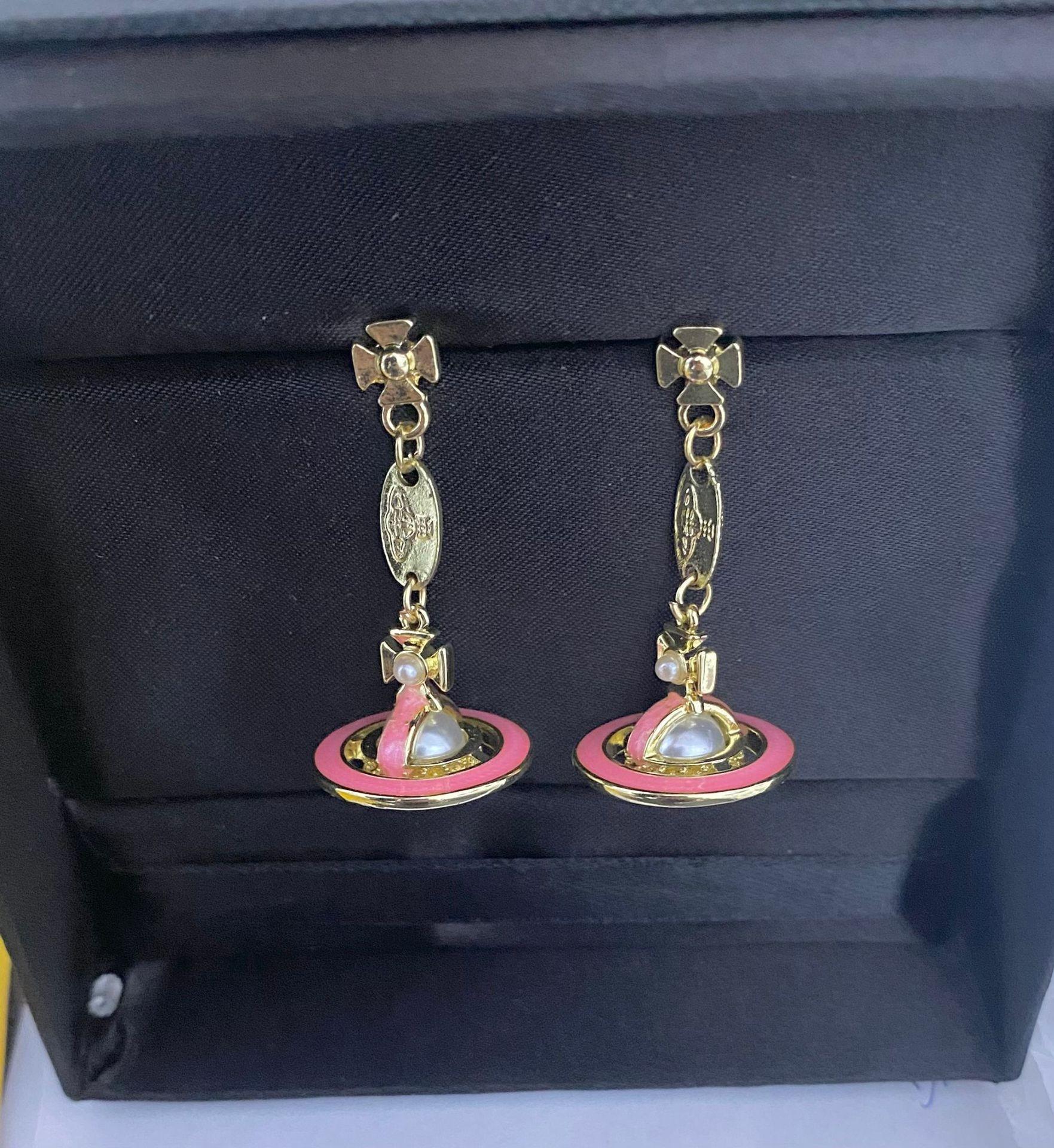 

Високоякісний кулон Сатурн Vivienne Westwood з перлами та емаллю - Мінімалістичний, Нішевий, Висококласний набір аксесуарів