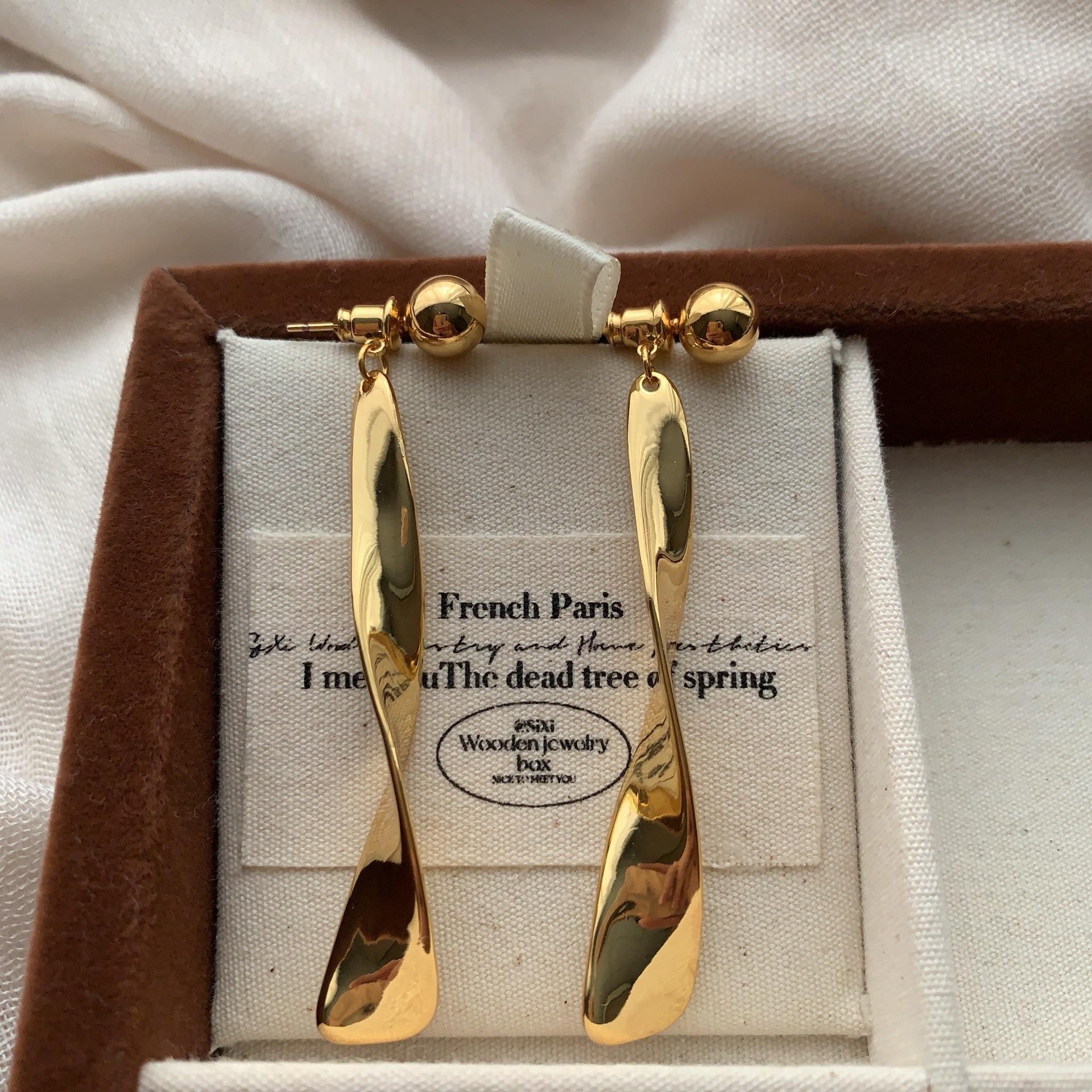 

Gold twisted streamline drooping stud earrings irregular retro light luxury fashion niche personality unique high sense
