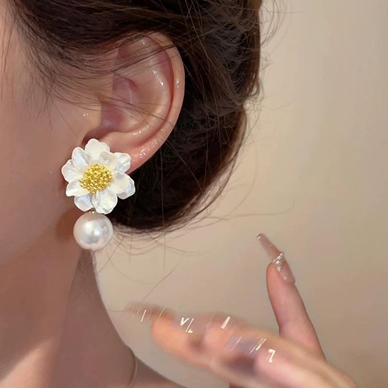 Thousands of Love Thousands of Flowers~ Two Wearing Method Pearl Flower Earrings Niche Design Sense High-end Stud Earrings Femininity Unique Earrings