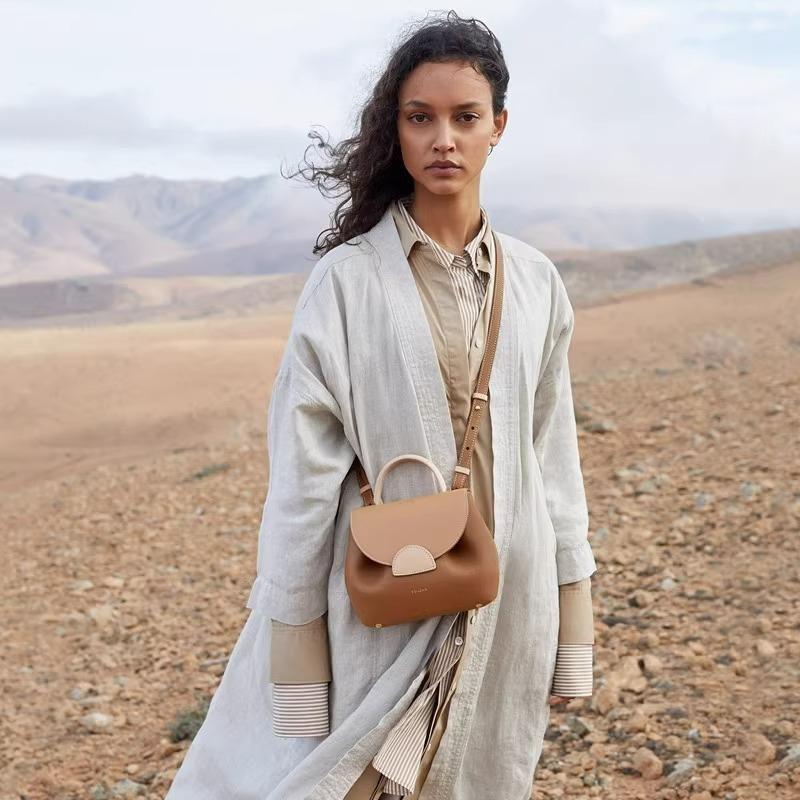 A Niche Design Camel Lychee Cowhide Spliced Hand-held Crossbody Bag