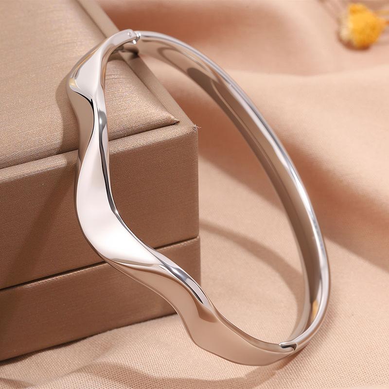 Hot-selling titanium steel bracelet, girls' high-end sense of fashion, popular light luxury in Europe and the United States, Gypsy star love diamond