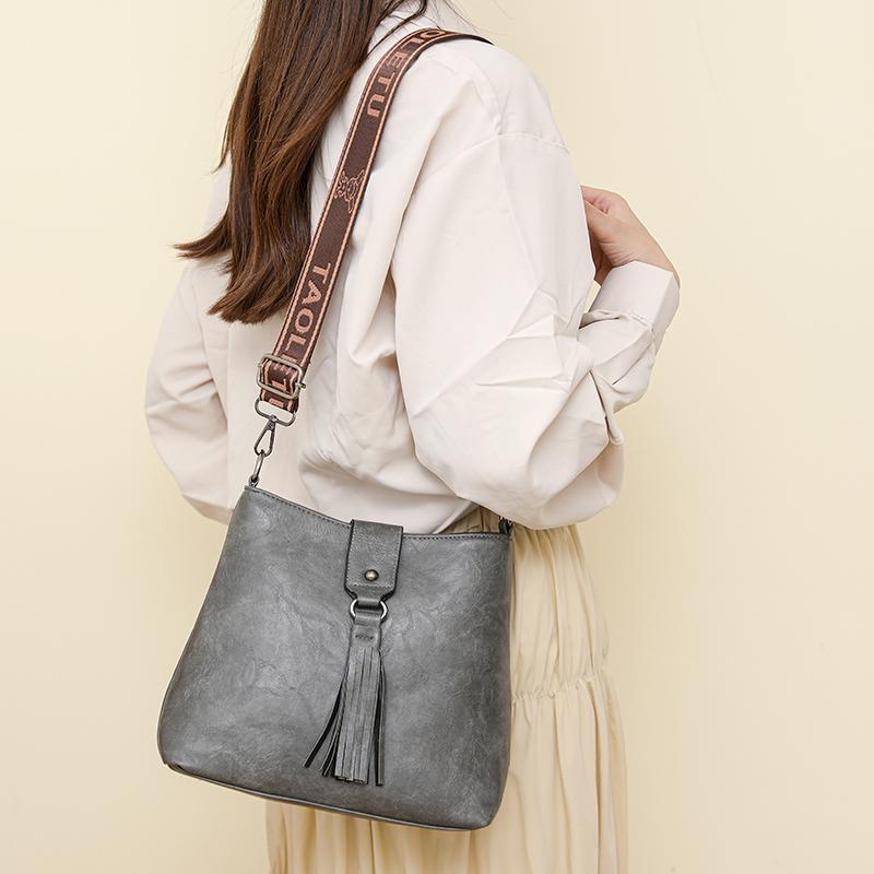 Retro Shoulder Bag 2025 Summer Casual Bucket Crossbody Bag For Women Messenger Bags Brown PU Leather Tassel Ladies Handbag