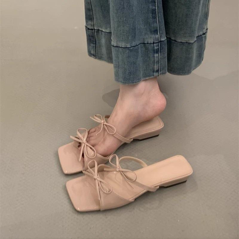 Französische quadratische Zehenpartie offene coole Hausschuhe Damen 2025 Sommer schöne Schleife Feenwind nach dem Tragen Sandalen mit dickem Absatz