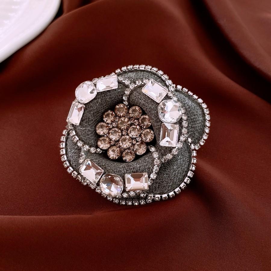 Średniowieczna Vintage Broszka z Kontrastującą Pszczołą Inkrustowana Diamentami Retro Lekki Luksus High-endowa Korsaż Wykwintne Wszechstronne Dodatki Kobiety