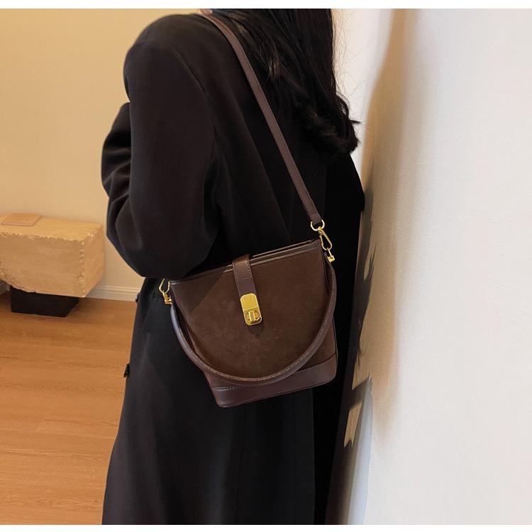 

2025 spring women s bag, matte bucket bag, high-end sense, large-capacity shoulder messenger bag, niche portable underarm bag. коричневый