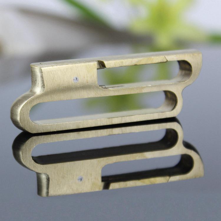 Handgefertigter Edelstahl-Schlüsselanhänger mit Leder-Gürtelschlaufe - Klassisches Sportaccessoire für Herren