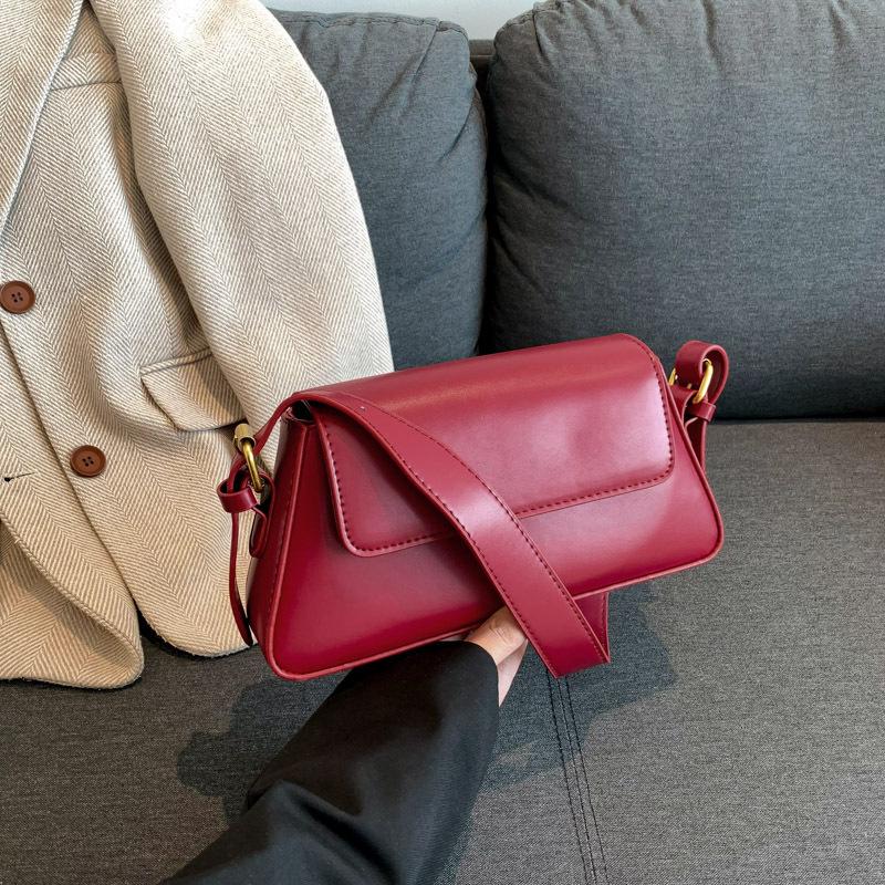 Today's popular new trendy fashion baguette small square bag niche design solid color single shoulder underarm commuter women's bag
