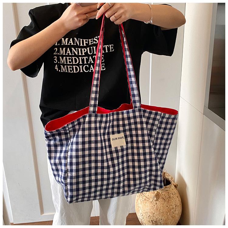 Frühling und Sommer Neue doppelseitige karierte Tragetasche mit großem Fassungsvermögen für Studenten, Pendler und Freizeit, Schultertasche